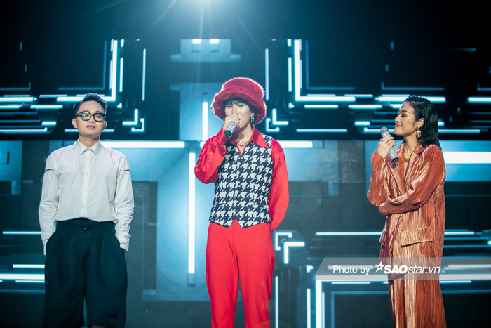 Producer TDK (ngoài cùng bên trái) là người đứng sau thành công của tiết mục Quan trọng là mình có nhau