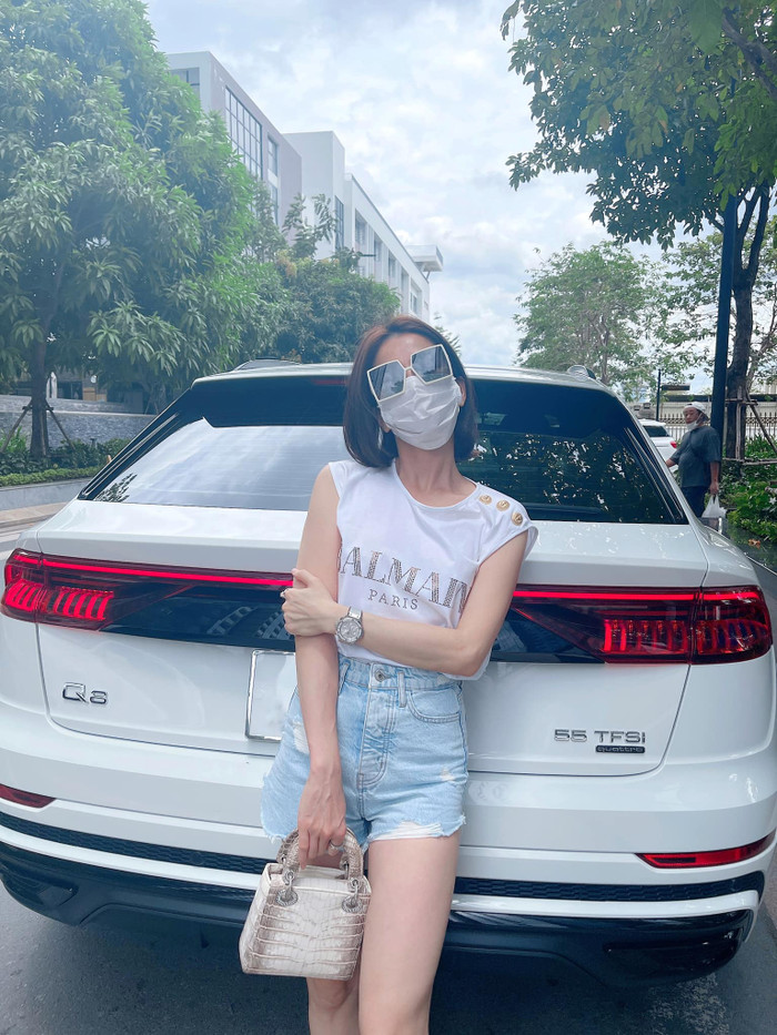 Lệ Quyên ra phố trong set đồ trẻ trung với áo cộc tay và quần jeans cạp cao lộ đôi chân thon thả nuột nà