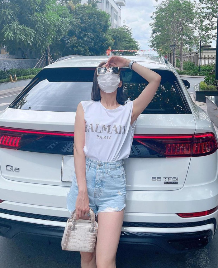 Nữ ca sĩ U40 tuân thủ phòng chống dịch và 'trùm' kín mít trên mặt, outfit ngày hè của Lệ Quyên vừa thoải mái lại dễ chịu