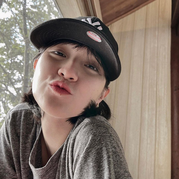 Hải Tú còn từng đăng tấm ảnh chụp cùng chiếc nón này lên Instagram với nhiều tấm selfie khác nhau.