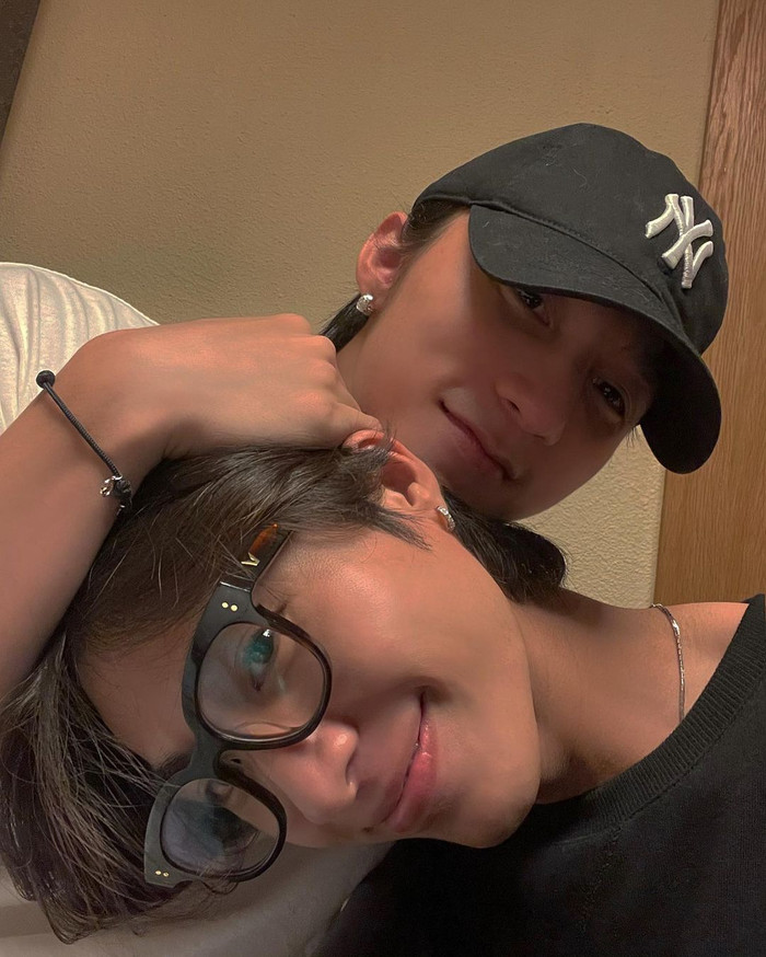 Stylist của Sơn Tùng M-TP gần đây đã đăng tải hình ảnh mới cả hai selfie cùng nhau trên các trang mạng xã hội.