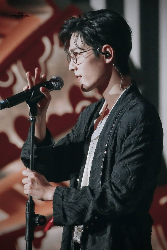 Fan nôn nóng Tiêu Chiến sẽ trình diễn siêu hit 'Light Spot' trong 'Đêm sục sôi' vào 31/5 Ảnh 4