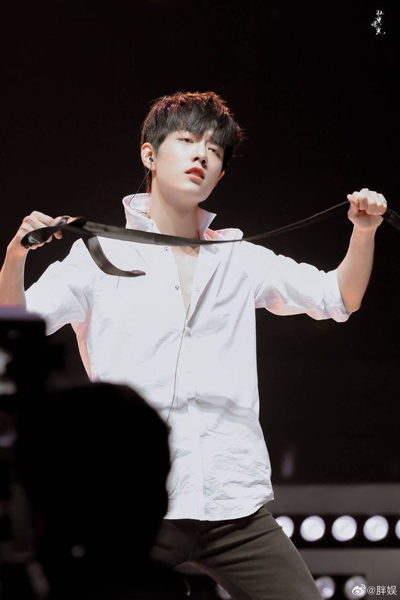 Fan nôn nóng Tiêu Chiến sẽ trình diễn siêu hit 'Light Spot' trong 'Đêm sục sôi' vào 31/5 Ảnh 7