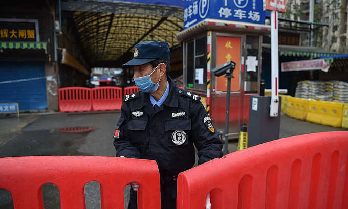 Chợ hải sản Hoa Nam ở thành phố Vũ Hán đóng cửa hồi tháng 1/2020. Ảnh: AFP.