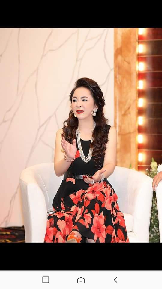 Đây là một trong những combo yêu thích của cô Phương Hằng, vừa đẹp lại tôn được dáng vóc.