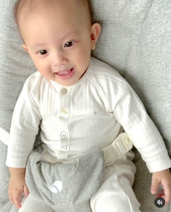 Hồ Ngọc Hà chia sẻ khoảnh khắc chơi cùng con gái Lisa.