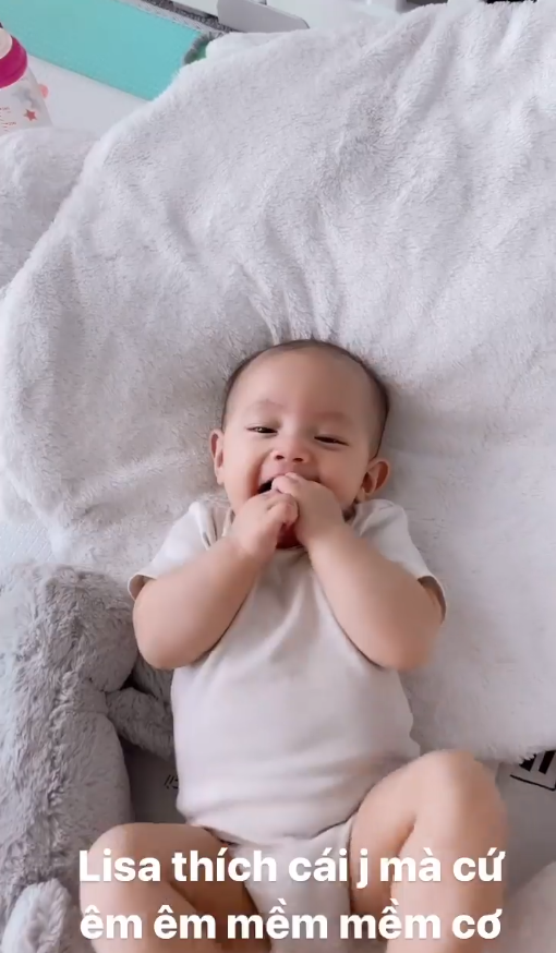 Cô nhóc vô cùng thích thú khi được mẹ đặt nằm giữa những chiếc đệm bông.