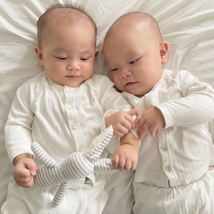 Dù là song sinh nhưng Lisa và Leon lại có tính cách trái ngược nhau.