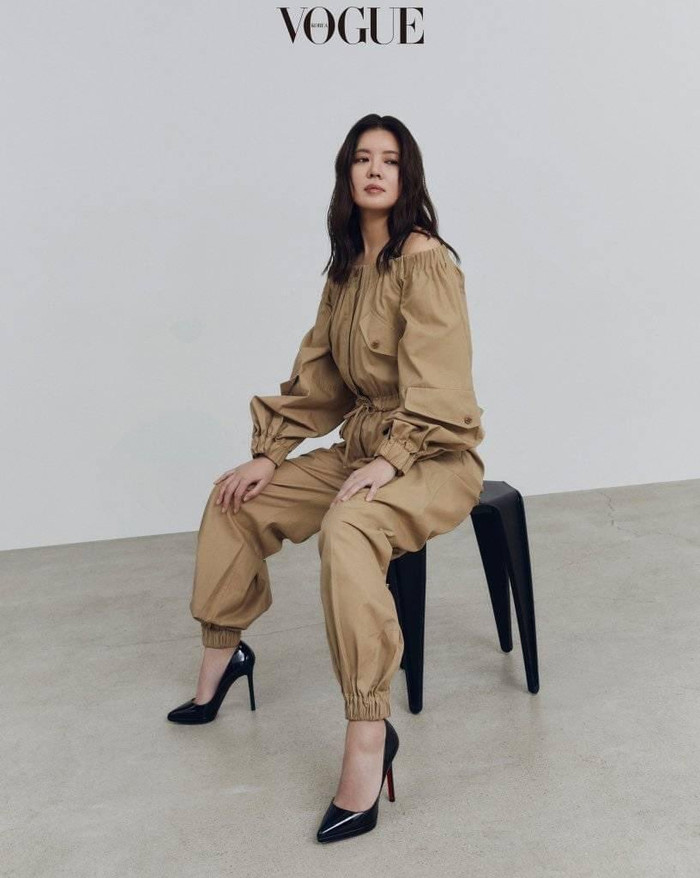 Nữ diễn viên 'Vincenzo' Kim Yeo Jin xuất hiện đầy quyến rũ trên tạp chí Vogue Korea Ảnh 10