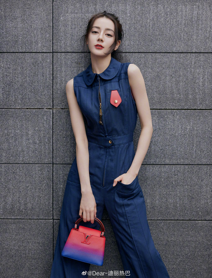 Nhìn mỹ nhân Tân Cương trông khá 'kute' với jumpsuit denim mix cùng dòng túi Capucines có gam màu ombre