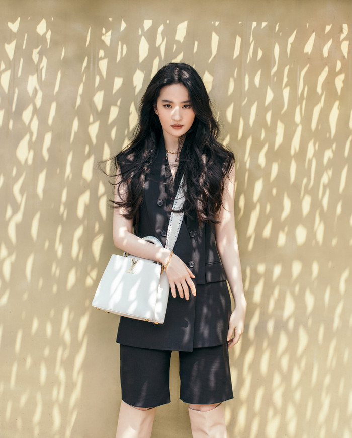 Thần tiên tỷ tỷ xứ Trung diện set đồ 'phá cách' với blazer cộc tay, quần lửng, boots da mix cùng túi xách gam trắng thanh lịch