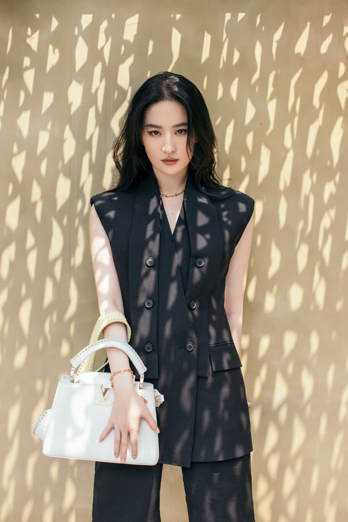 Đại diện thương hiệu Louis Vuitton Lưu Diệc Phi mang chiếc túi xách Capucines với phong thái đầy cuốn hút và sang trọng