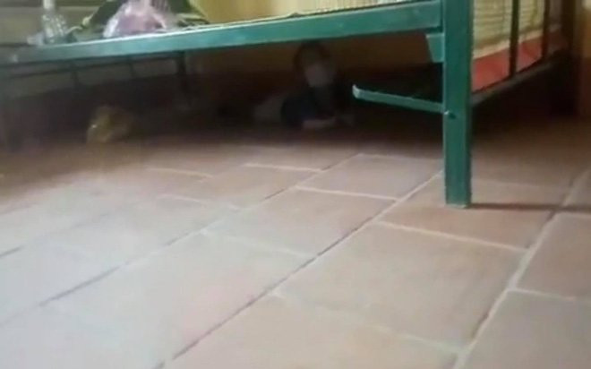 Clip: Bé 3 tuổi hoảng sợ trốn dưới gầm giường khu cách ly, không dám khóc khiến nhiều người quặn lòng Ảnh 2