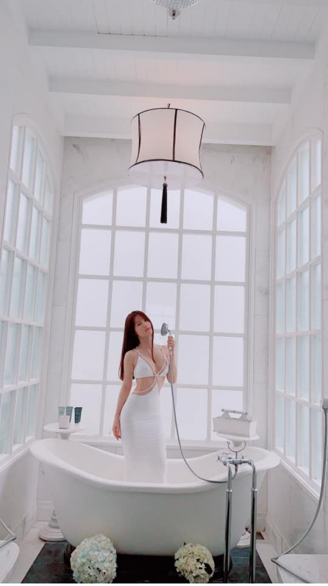 Nếu không có đường cong chuẩn cùng vòng eo thon, chắc chắn Diễm My 9X không thể mặc chiếc váy này đẹp đến thế.