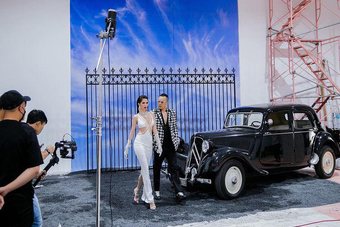 Nếu Diễm My 9X chọn mặc theo cách đơn giản thì Ngọc Trinh lại sang chảnh cùng loạt phụ kiện kim cương, bao tay trắng đồng điệu, sang chảnh.