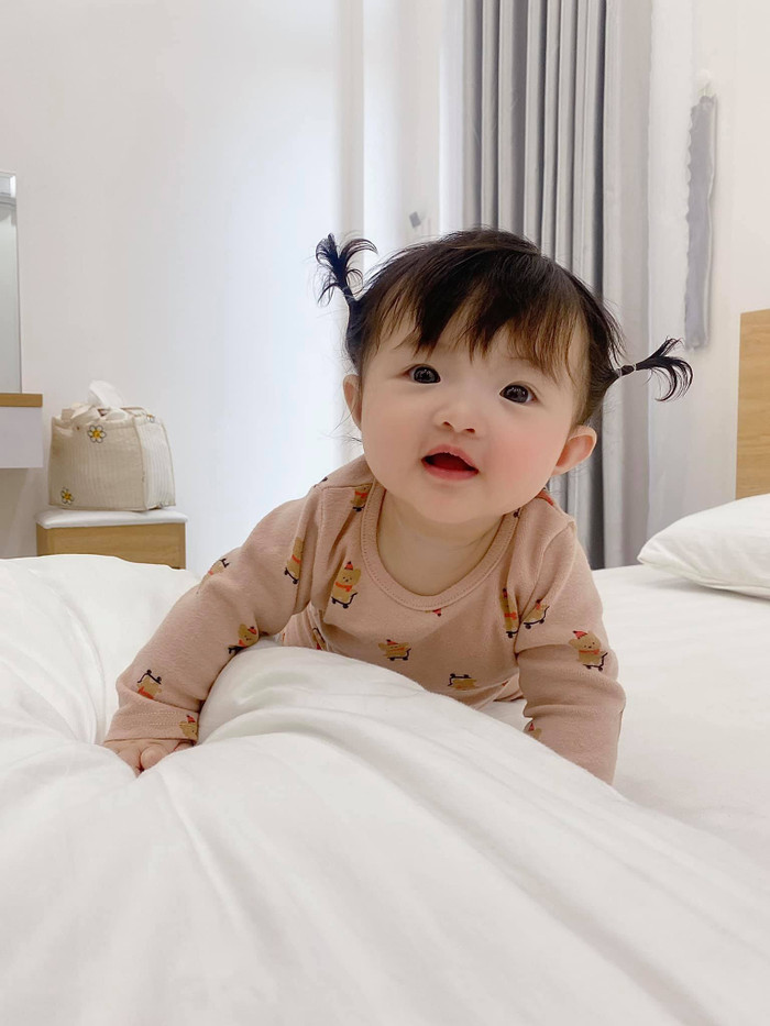 Điều thú vị là nhiều người nhận xét bé Winnie ngày càng chuẩn phiên bản 'sao y bản gốc' của Ông Cao Thắng.