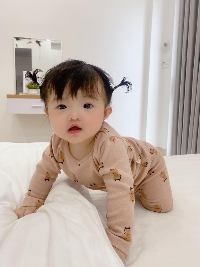 Từ khi Winnie chào đời đến nay, Ông Cao Thắng đã chứng minh mình là một ông bố bỉm sữa chính hiệu khi luôn cố gắng giúp bà xã chăm con gái nhỏ mọi lúc mọi nơi.