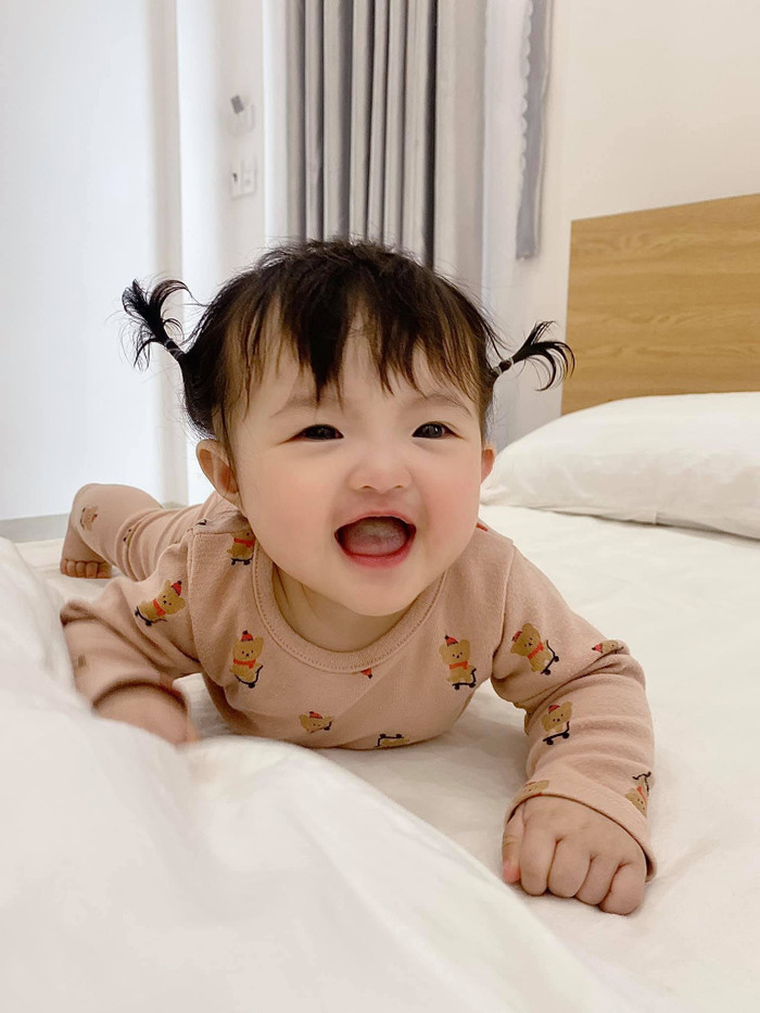 Đông Nhi khoe loạt ảnh con gái cười toe toét.