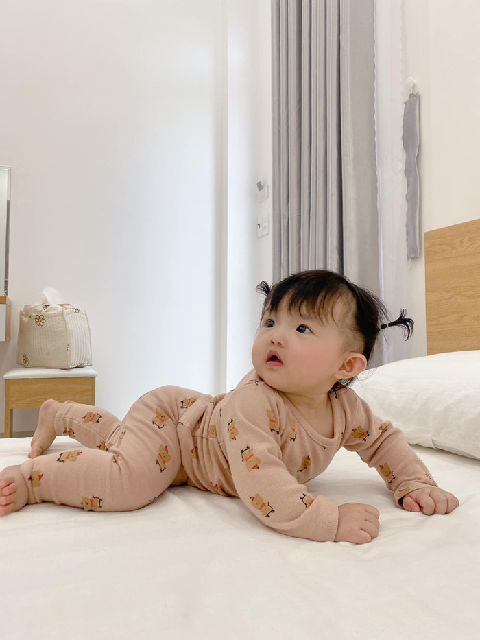 Ai nấy đều để lại bình luận xuýt xoa khen ngợi tới vẻ ngoài bụ bẫm, đặc biệt là làn da trắng hồng cùng hai má bánh bao khiến ai nhìn cũng muốn nựng của nhóc tì.