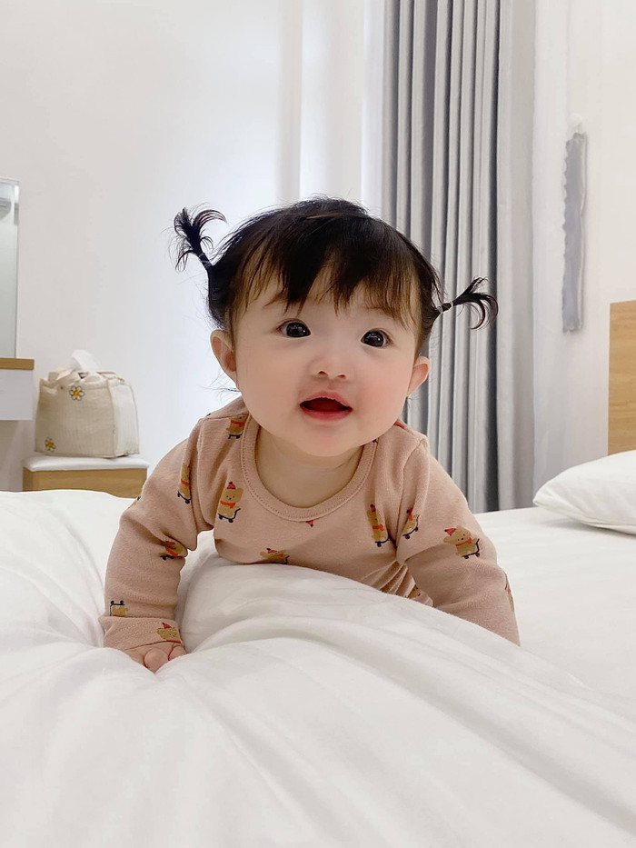 Những hình ảnh của Winnie luôn khiến dân tình phải trầm trồ và trêu Đông Nhi đúng là đã 'đẻ thuê' khi con gái giống hệt ba.