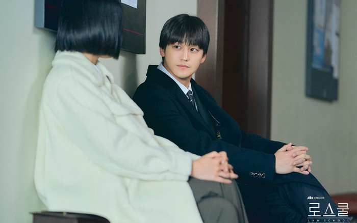 'Law School': Hung thủ giết giáo sư Seo chính thức lộ diện, Kim Bum ngỏ lời yêu ngay giữa phiên tòa Ảnh 2