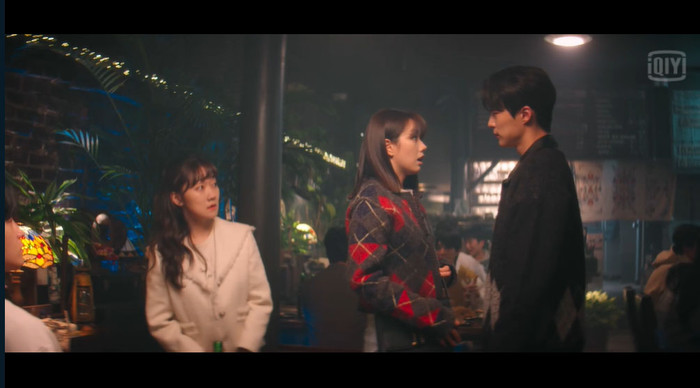 Nhưng tới nơi biết là chỉ toàn thịt gà nên cô ra về thì gặp đàn anh