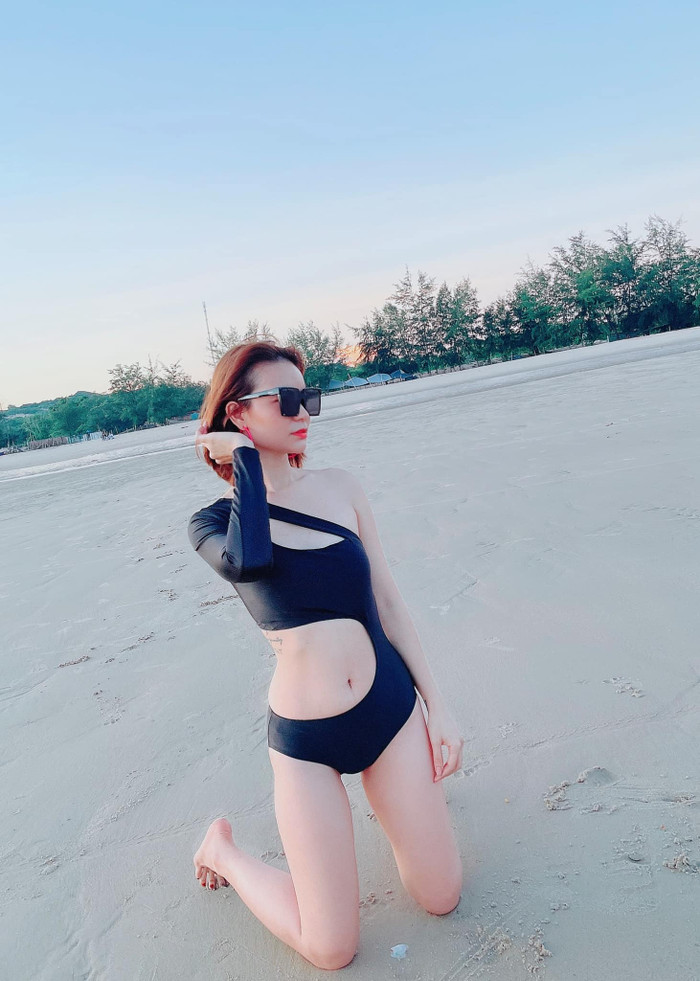 Bà xã Mạc Văn Khoa diện bikini cắt xẻ táo bạo khoe vóc dáng sau sinh khiến ai cũng trầm trồ.