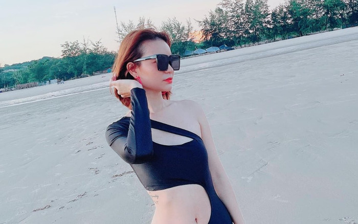 Bà xã Mạc Văn Khoa diện bikini cắt xẻ táo bạo khoe vóc dáng sau sinh khiến ai cũng trầm trồ Ảnh 2