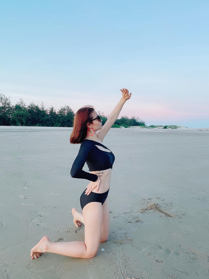 Cơ thể thon gọn, săn chắc cùng vòng bụng phẳng lì của Vy Pumpe chắc hẳn là điều mà bất cứ mẹ bỉm sữa nào cũng ao ước.