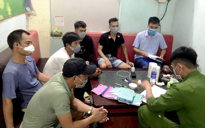 Tụ tập hát karaoke giữa mùa dịch, 12 người bị đưa đi cách ly tập trung Ảnh 2