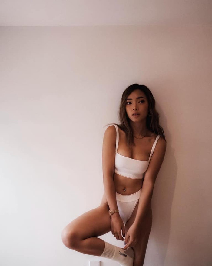 Set nội y trắng cùng làn da nâu rám nắng của Châu Bùi thu hút sự chú ý của các tín đồ