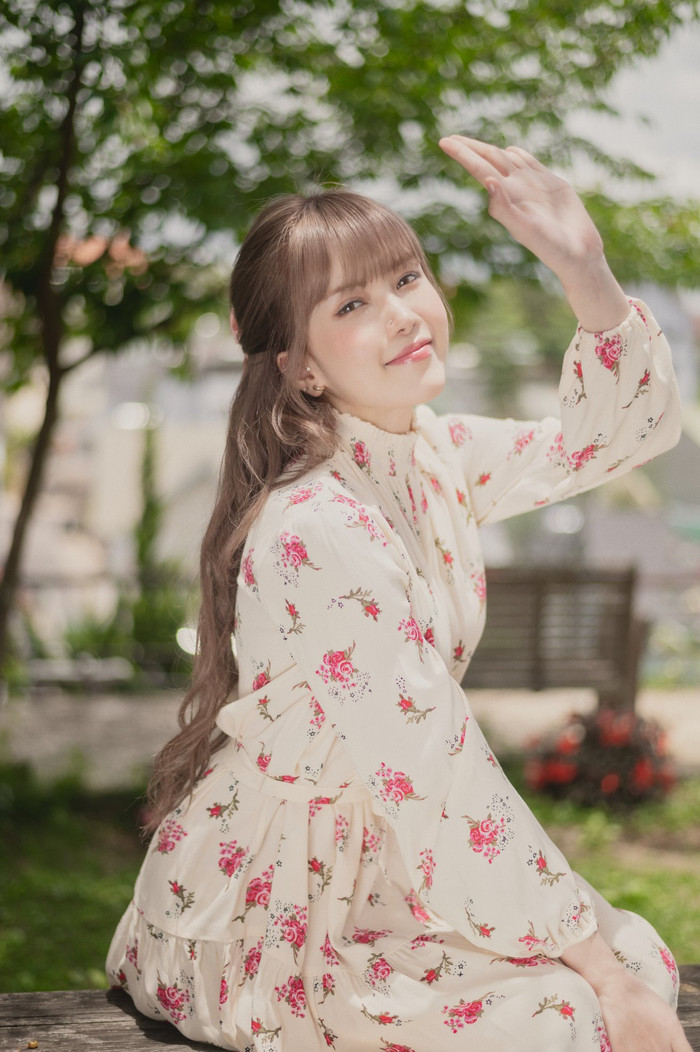 Trang Facebook của Thiều Bảo Trâm theo dõi 6 tài khoản.