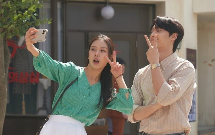 Lee Do Hyun và Go Min Si cực đáng yêu ở hậu trường 'Youth Of May' Ảnh 2