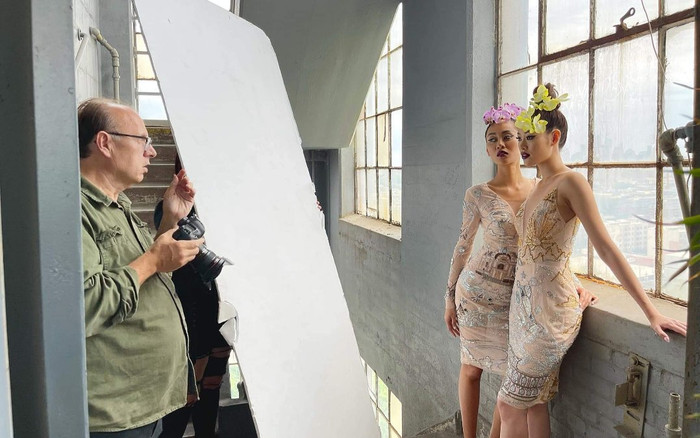 Khánh Vân và bạn cùng phòng tung hậu trường đọ dáng cực 'gắt', ảnh chính thức sẽ 'đỉnh' cỡ nào? Ảnh 2