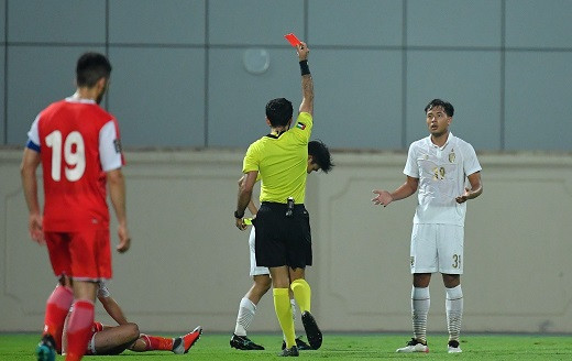 Chiếc thẻ đỏ của Pawee Tanthatemee.