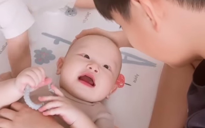 Lịm tim trước khoảnh khắc Leon cười tít mắt khi chơi cùng anh hai Subeo Ảnh 2