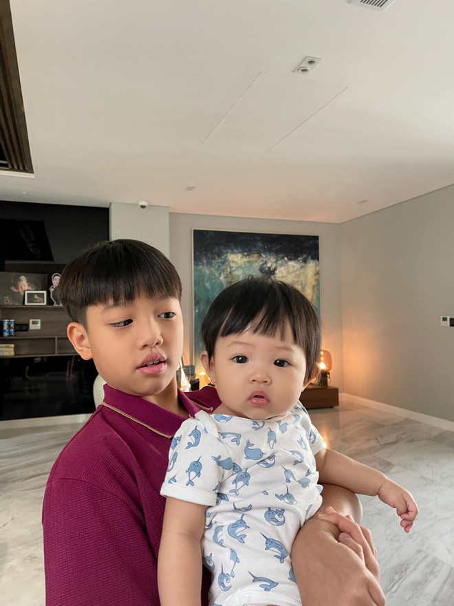 Lịm tim trước khoảnh khắc Leon cười tít mắt khi chơi cùng anh hai Subeo Ảnh 7