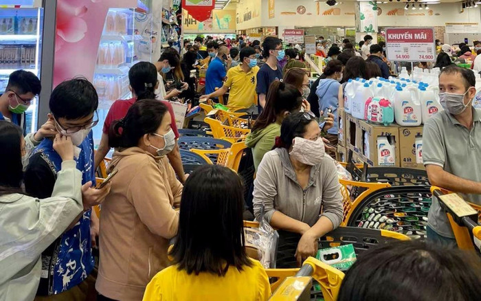 Siêu thị, cửa hàng thực phẩm tại TP.HCM đông nghịt người sau thông báo giãn cách xã hội Ảnh 2