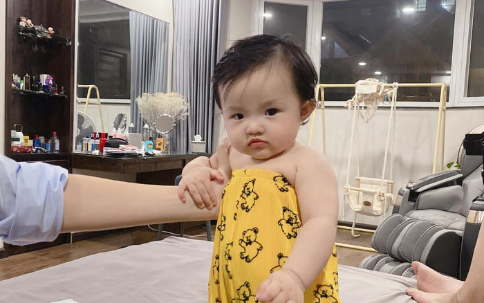 Con gái Đông Nhi mặc jumpsuit quây ngực, nhưng sự thật lại làm nhiều người... ngã ngửa Ảnh 2