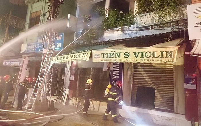 Cảnh sát cắt cửa cuốn, giải cứu 4 người trong căn nhà đang bốc cháy lúc rạng sáng Ảnh 2