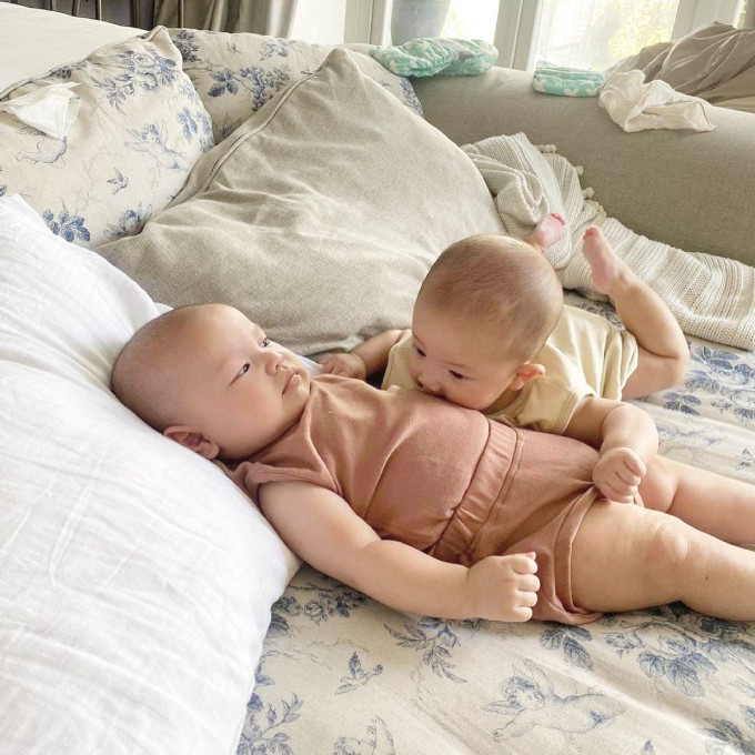 Lâu lâu còn bị chị Lisa 'cạp', 'ngắt' nhưng vẫn cười đùa vui vẻ.