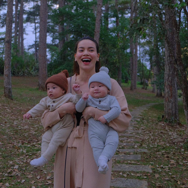 Khoảnh khắc cậu út Leon 'động thủ' với chị ba Lisa, Hồ Ngọc Hà mém ngăn không kịp khiến fan 'dở khóc dở cười'.