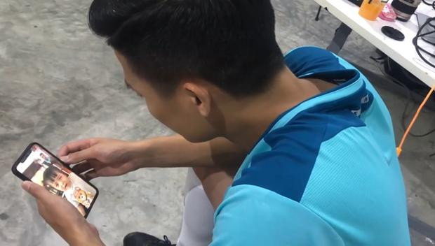 Thường xuyên thi đấu xa nhà, nên tranh thủ rảnh rỗi, là Tiến Dũng liền gọi điện cho gia đình.