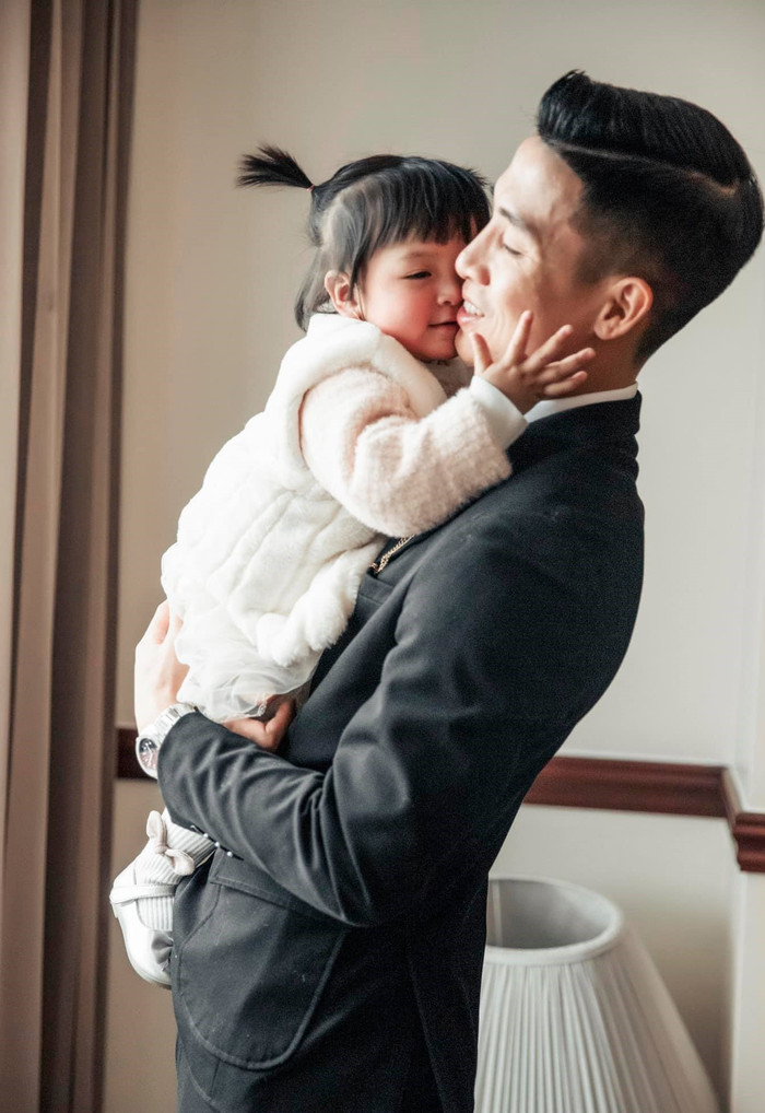 Bùi Tiến Dũng và bé Sushi.