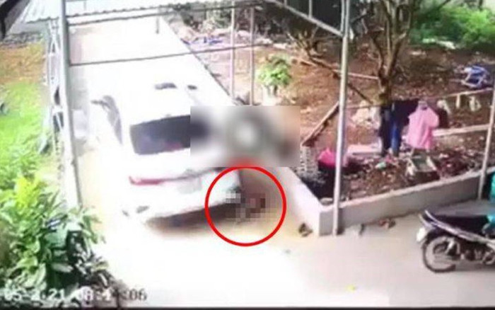 Đau lòng khoảnh khắc bác ruột bị khuất tầm nhìn, vô tình lái xe cán tử vong cháu bé 1 tuổi Ảnh 2