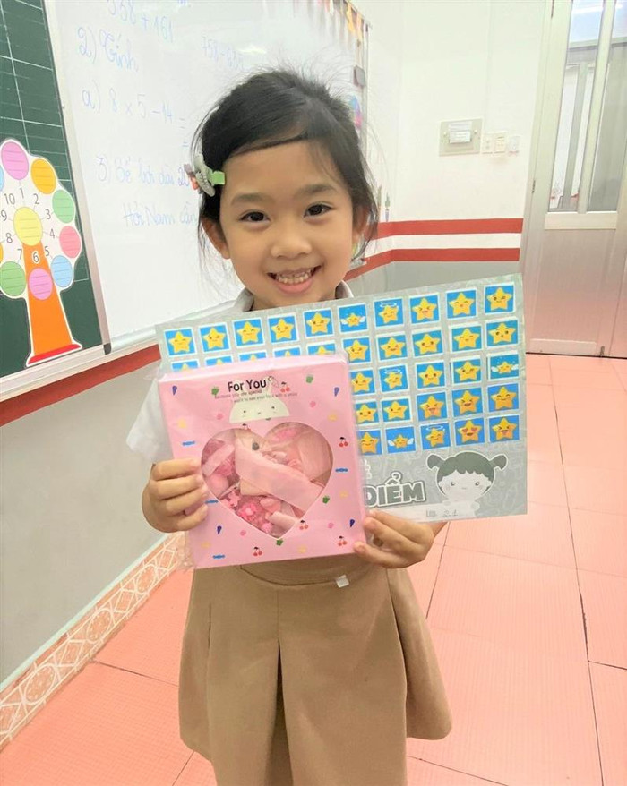 Bé Lavie nhận thành tích học sinh xuất sắc