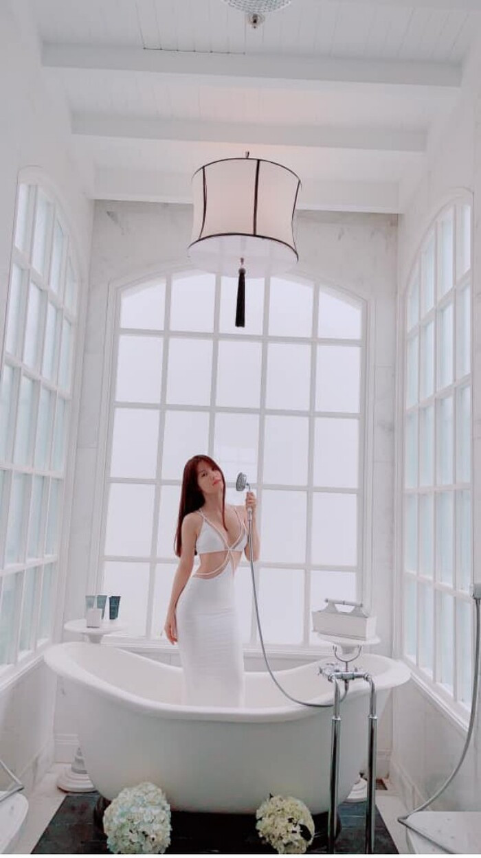 Diễm My cùng chung sở thích với chiếc đầm trắng cắt 'nhẹ nhàng'...