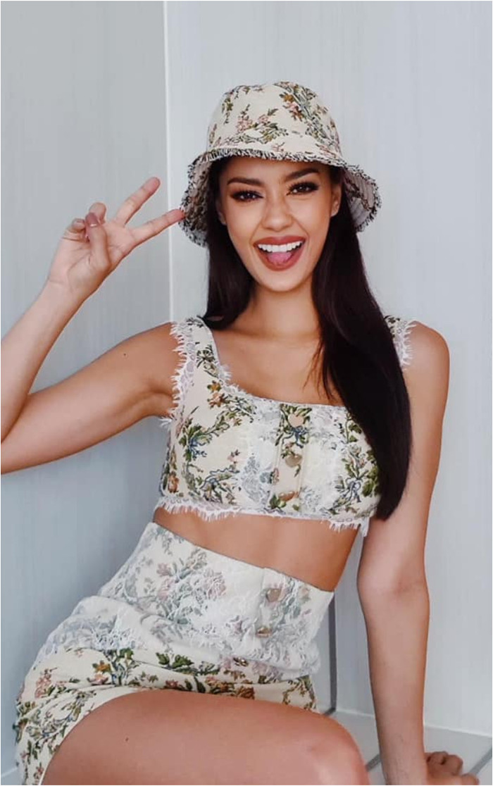Áo croptop được cô mix cùng quần cạp cao và mũ nồi xinh xắn