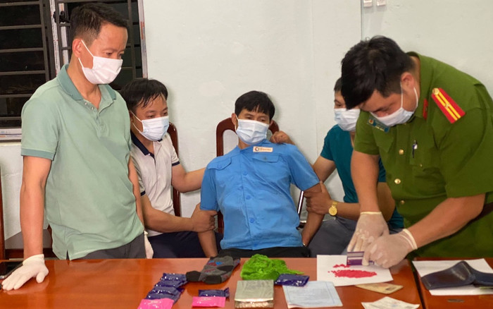 Bắt cựu chủ tịch xã mua bán trái phép hàng nghìn viên ma tuý tổng hợp Ảnh 2