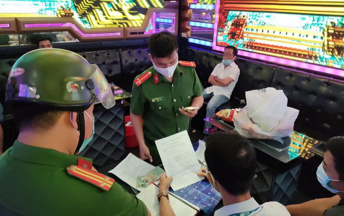 7 nam nữ tụ tập phê ma túy trong quán karaoke giữa mùa dịch COVID-19 Ảnh 2